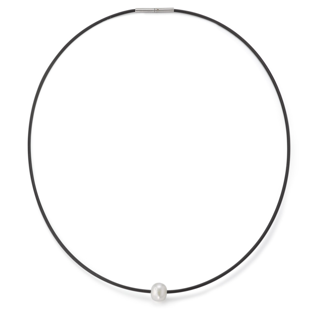 Collier Dieses moderne Collier von TeNo kombiniert zeitgenössisches Design mit klassischer Eleganz. Ein hochwertiges Kautschukband bildet die Basis des Schmuckstücks und sorgt für einen angenehmen Tragekomfort. Im Mittelpunkt steht eine strahlend weisse Perle, die dem Collier einen edlen Akzent verleiht. Der Bajonettverschluss aus Edelstahl gewährleistet nicht nur eine sichere Handhabung, sondern fügt sich auch nahtlos in das minimalistische Design ein. Dieses Collier ist die perfekte Wahl für alle, die einen Mix aus modernen Materialien und zeitloser Schönheit schätzen.%u200B
 T-015.03PW01.40