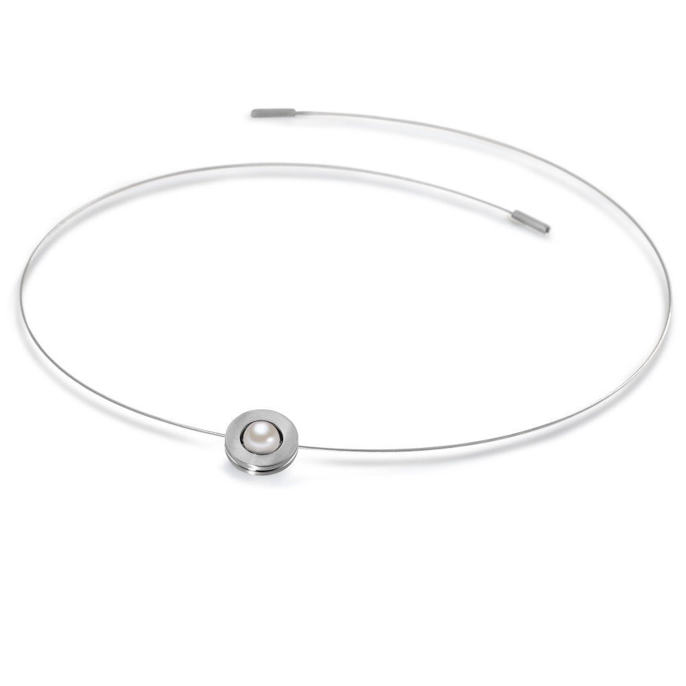 Collier Klare Linien und harmonische Formen - dieses Collier vereint modernen Minimalismus mit zeitloser Eleganz. Das feine Edelstahlseil-Collier trägt eine schimmernde Süsswasserzuchtperle, eingefasst in gebürsteten Edelstahl. Ein innovativer Bajonetteverschluss sorgt für sicheren Halt. Ein Schmuckstück, das pure Ästhetik mit funktionalem Design vereint. Perfekt kombinierbar mit den passenden Ohrhängern und dem Ring aus dieser Serie. 019.35PW01.42