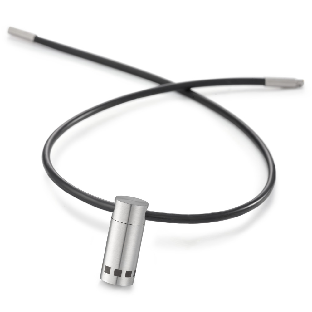 Anhänger Moderner Herren Anhänger aus hochwertigem Edelstahl. Das schlichte Design mit eingravierten schwarzen Quadraten verleiht jedem Look einen maskulinen Touch. Robust, langlebig und ideal für den Alltag. Perfektes Geschenk für stilbewusste Männer. 049.2000.L1