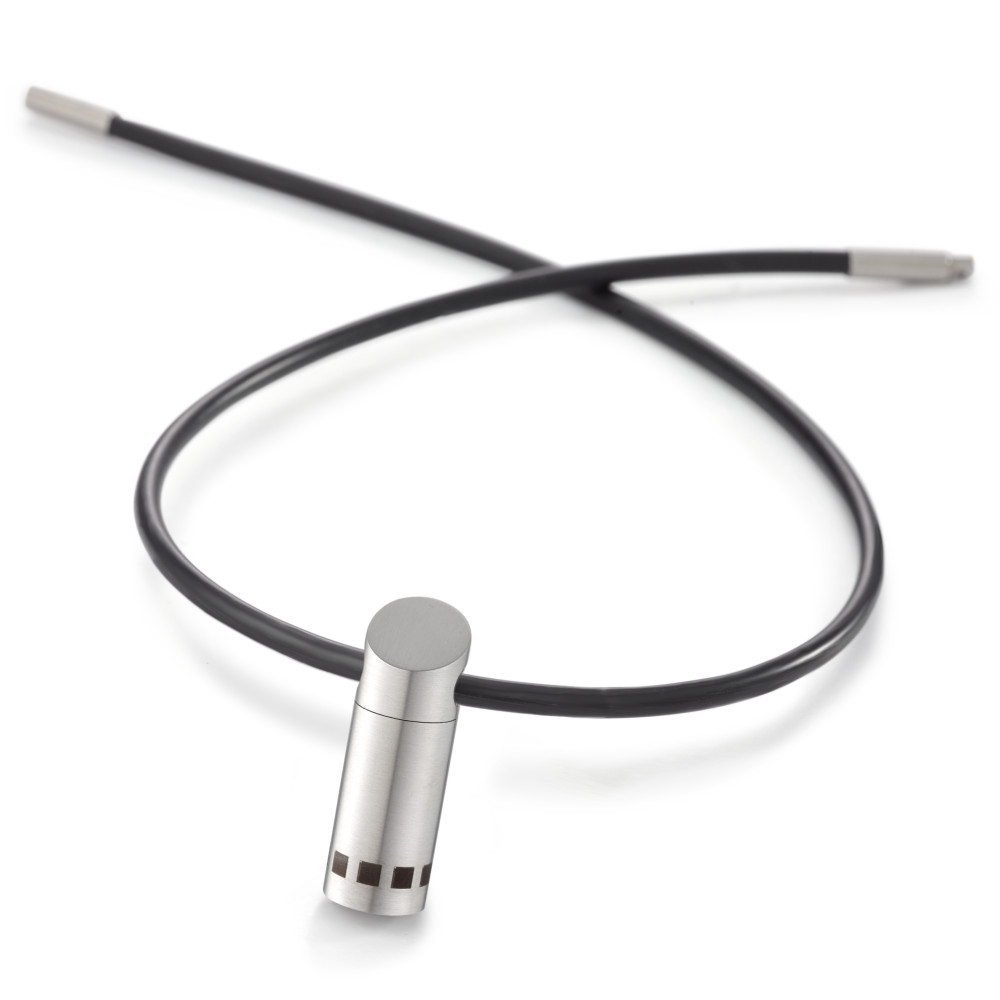 Anhänger Moderner Herren-Anhänger aus hochwertigem Edelstahl, matt finish mit dezenten schwarzen Rechtecken als Designakzent. Robust und langlebig, ideal für den Alltag oder besondere Anlässe. Zeitloses Accessoire, das jedem Look Eleganz verleiht. 049.2100.L1