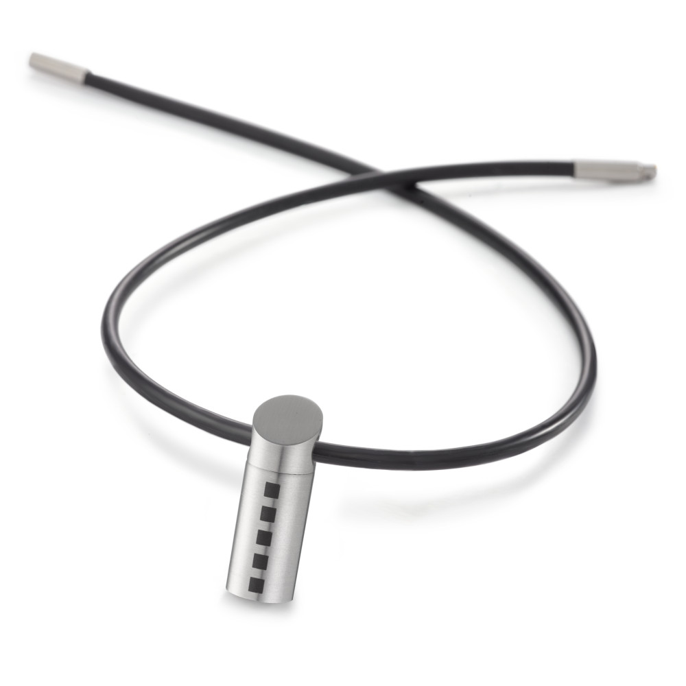 Anhänger Moderner Herren Anhänger aus hochwertigem Edelstahl mit mattem Finish. Das schlichte Design wird durch eine senkrechte Reihe aus fünf schwarzen Quadraten veredelt. Robust, zeitlos und perfekt für jeden Tag – ein stilvolles Accessoire für den maskulinen Look. 049.2100.L2