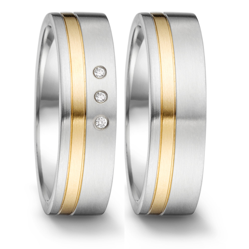 Partnerring Der Tamor Partnerring aus Edelstahl und 18-karätigem Gelbgold mit 3 funkelnden Diamanten von insgesamt 0,024 ct ist ein elegantes Schmuckstück. Die gelungene Optik aus matten und glänzend polierten Oberflächen verleiht ihm eine ansprechende Ästhetik. Mit 6 mm Breite und 2 mm Materialstärke bietet er angenehmen Tragekomfort und ist ein vielseitiger Begleiter für jeden Anlass. Designed and made in Germany. 068.13S01.D30.XX