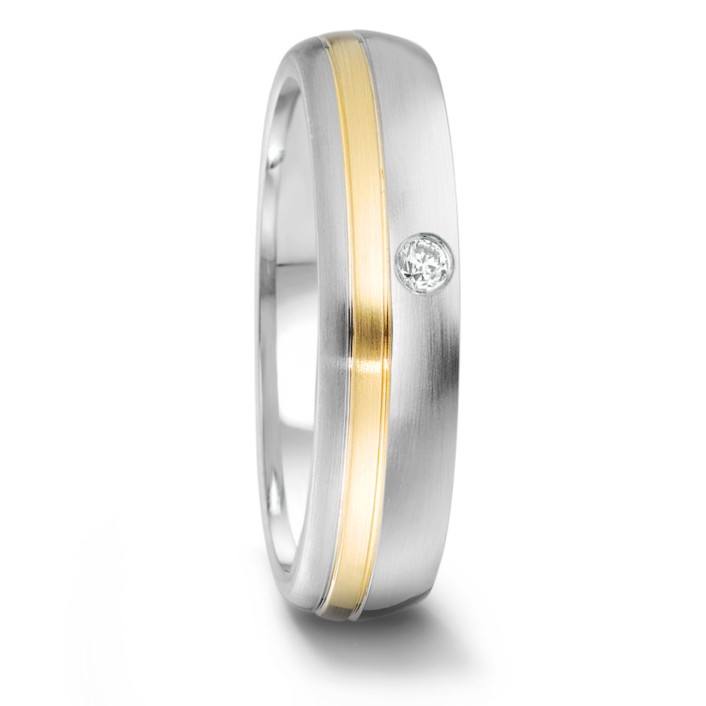 Partnerring Der Edelstahlring Tamor mit 18-karätigem Gelbgold und einem funkelnden 0,04 ct Diamanten ist ein ästhetisch ansprechendes Schmuckstück mit einer Breite von 6 mm und einer Materialstärke von 2 mm. Der Ring verbindet satinierte und glänzend polierte Oberflächen zu einem harmonischen Gesamtbild und bietet angenehmen Tragekomfort. Minimalistisches Design und klare Linien kennzeichnen diesen Ring, der sich perfekt für Menschen mit hohen Ansprüchen eignet, die zeitlose und langlebige Produkte schätzen. 068.2114.D30.XX