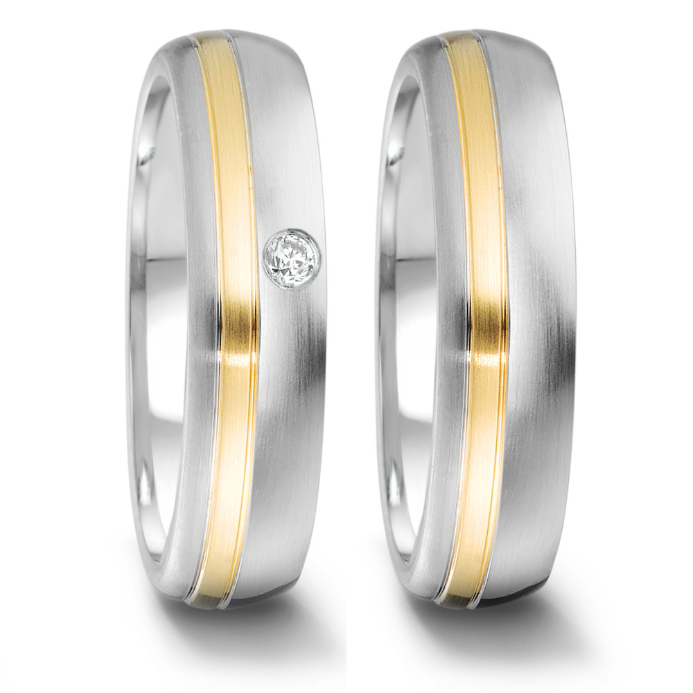 Partnerring Der Edelstahlring Tamor mit 18-karätigem Gelbgold und einem funkelnden 0,04 ct Diamanten ist ein ästhetisch ansprechendes Schmuckstück mit einer Breite von 6 mm und einer Materialstärke von 2 mm. Der Ring verbindet satinierte und glänzend polierte Oberflächen zu einem harmonischen Gesamtbild und bietet angenehmen Tragekomfort. Minimalistisches Design und klare Linien kennzeichnen diesen Ring, der sich perfekt für Menschen mit hohen Ansprüchen eignet, die zeitlose und langlebige Produkte schätzen. 068.2114.D30.XX