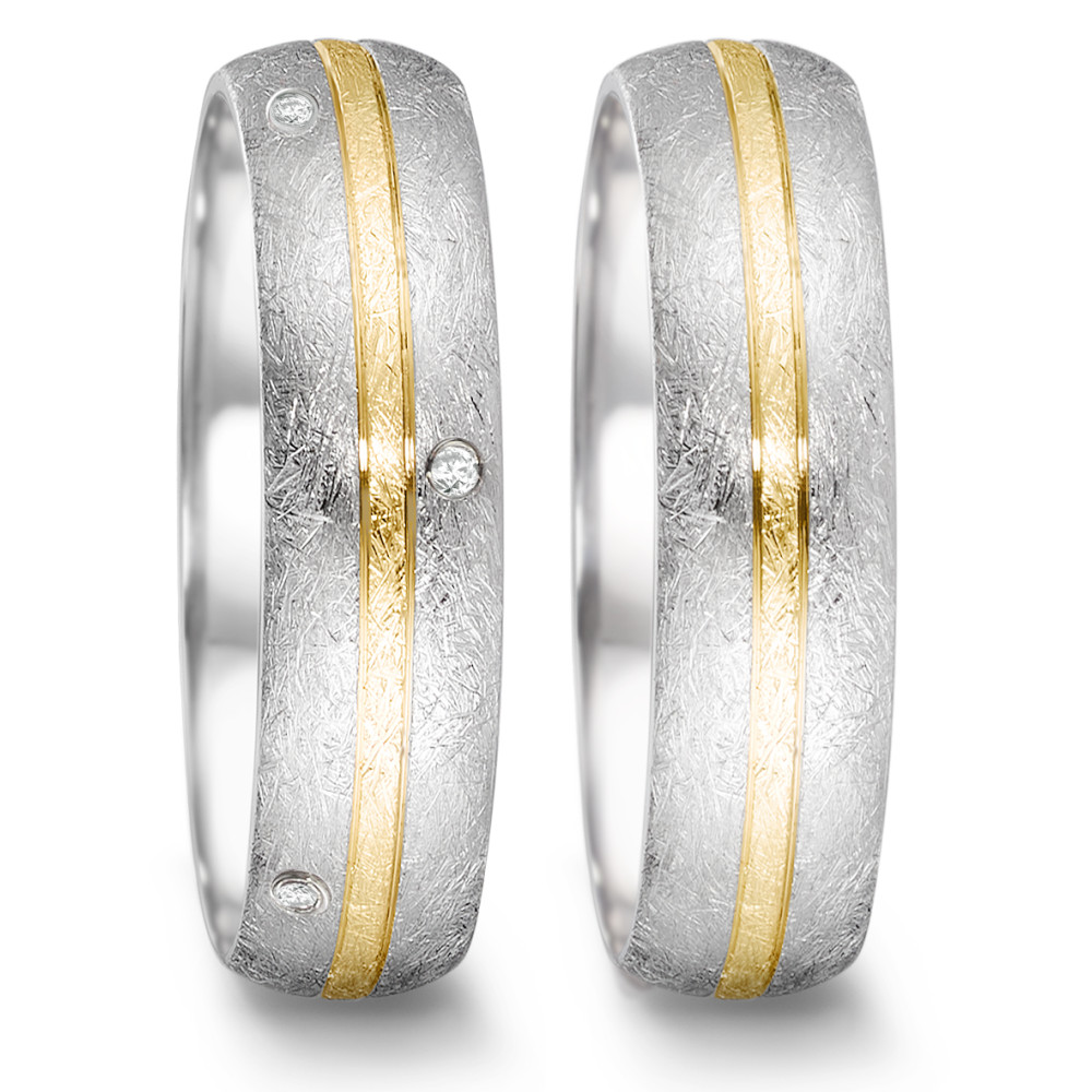 Partnerring Der Partnerring aus der Tamor Kollektion von TeNo vereint puristisches Design mit zeitloser Eleganz. Der Ring besteht aus Edelstahl und 750/18 K Gelbgold in einem eismatten Finish. Er ist ringsum mit kleinen Vollschliff Diamanten besetzt, die dem Ring das gewisse Etwas verleihen und für einen Hauch von Luxus sorgen. Durch das eismatte Finish erhält jeder Ring eine individuelle Struktur und wird durch die erfahrene Hand des Feinschmieds zum Unikat! 068.25S01.D56.XX