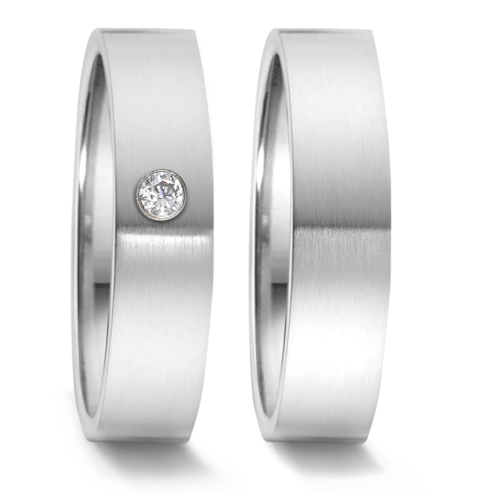 Partnerring Ein zeitloser Partnerring von TeNo, gefertigt aus hochwertigem Edelstahl und in Deutschland hergestellt. Die satinierte Oberfläche verleiht ihm eine elegante, moderne Note, während die bombierte Innenseite für höchsten Tragekomfort sorgt. Der aussen gerade gestaltete Ring funkelt mit einem kleinen runden Brillanten - ein edles Zeichen von Verbundenheit und Beständigkeit. Ein stilvolles Symbol für gemeinsame Erinnerungen und Werte.
 069.1314.XX