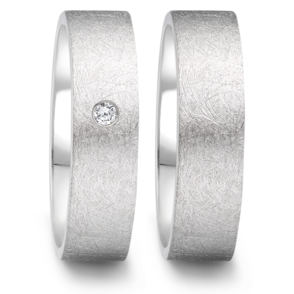 Fingerring Ein Highlight der TeNo-Kollektion: Dieser Edelstahl-Partnerring besticht durch seine eismattierte Oberfläche, die in Kombination mit dem funkelnden Brillanten eine elegante und feminine Note erhält. Der präzise eingefasste Brillant fügt dem zeitlosen Design einen Hauch von Glamour hinzu. Perfekt für die Frau, die moderne Ästhetik mit subtiler Eleganz schätzt. 069.1314.D52.XX
