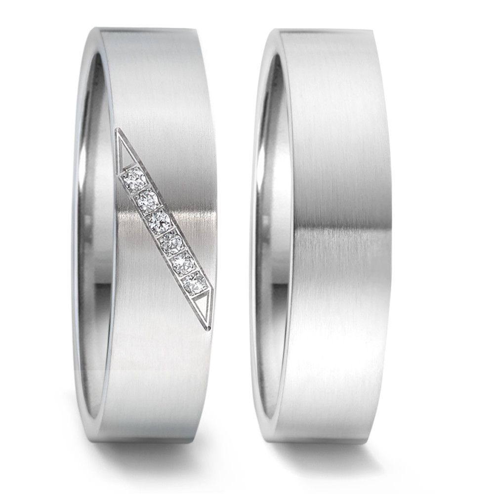 Fingerring Ein zeitloser Partnerring von TeNo, gefertigt aus hochwertigem Edelstahl und in Deutschland hergestellt. Die satinierte Oberfläche verleiht ihm eine elegante, moderne Note, während die bombierte Innenseite für höchsten Tragekomfort sorgt. Der aussen gerade gestaltete Ring funkelt mit einem schrägen Band aus weissen Diamanten - ein edles Zeichen von Verbundenheit und Beständigkeit. Ein stilvolles Symbol für gemeinsame Erinnerungen und Werte.
 069.13P07.XX
