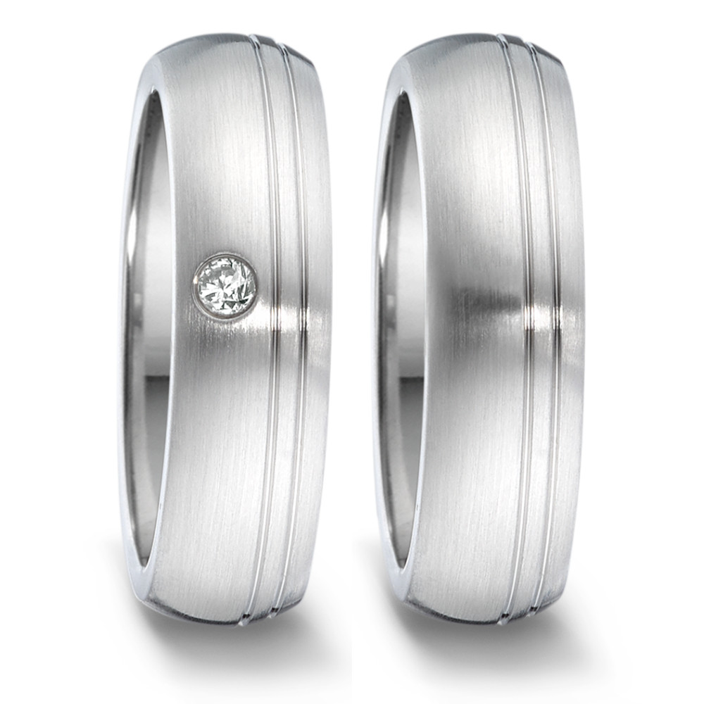 Partnerring Zeitlos, klar und mit einem Hauch Funkeln: Dieser Partnerring aus mattiertem Edelstahl überzeugt durch seine klare Linienführung und zwei feine Rillen, die das Design gliedern. Ein funkelnder Brillant setzt einen dezenten, aber bedeutungsvollen Akzent - ein Symbol für das Besondere in Ihrer Verbindung. Gefertigt von TeNo im TaMoR Design - stark im Ausdruck, fein in der Ausstrahlung.

 069.2114.D29.XX