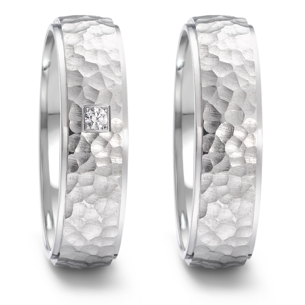 Partnerring Klare Linien, stilvoll inszeniert: Dieser Damenring aus der TaMoR-Serie von TeNo besticht durch seine gehämmerte Groove-Struktur und das markante Square-Design mit Brillantpavé. Der strahlende Akzent verleiht dem Ring eine moderne Eleganz, ohne auf Understatement zu verzichten. Ein Schmuckstück, das Charakter und Feinsinn vereint - kraftvoll, zeitgemäss und mit bleibendem Eindruck.



 069.25P01.D85.XX 6 mm
