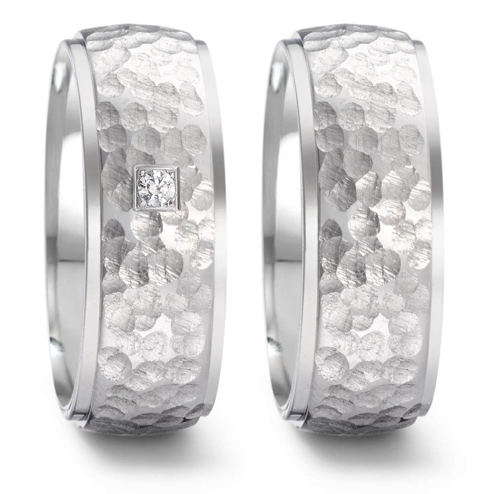 Partnerring Der TeNo Damen-Partnerring TaMoR verbindet ausdruckstarke Eleganz mit moderner Ästhetik. Die Groove-Struktur wird durch ein funkelndes Brillantpavé veredelt, das dem Design eine luxuriöse Note verleiht. Die hochglanzpolierte, innen gewölbte Comfort-Fit-Schiene sorgt für ein angenehmes Tragegefühl. Dieses stilvolle Accessoire aus deutscher Meisterhand ist Ausdruck zeitloser Schönheit und feinster Handwerkskunst. 069.26P01.D85.XX