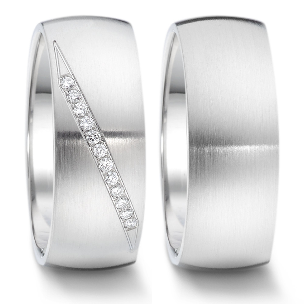 Fingerring Dieser elegante Partnerring für Damen von TeNo besteht aus hochwertigem Edelstahl und besticht durch seine matte Oberfläche und die bombierte Form, die sowohl innen als auch aussen für maximalen Tragekomfort sorgt. Eine Reihe funkelnder Diamanten verläuft diagonal über den Ring und verleiht ihm eine luxuriöse Note, ohne aufdringlich zu wirken. Der Ring ist sowohl stilvoll als auch robust, perfekt für Damen, die Eleganz und Beständigkeit suchen.
 069.26P07.XX