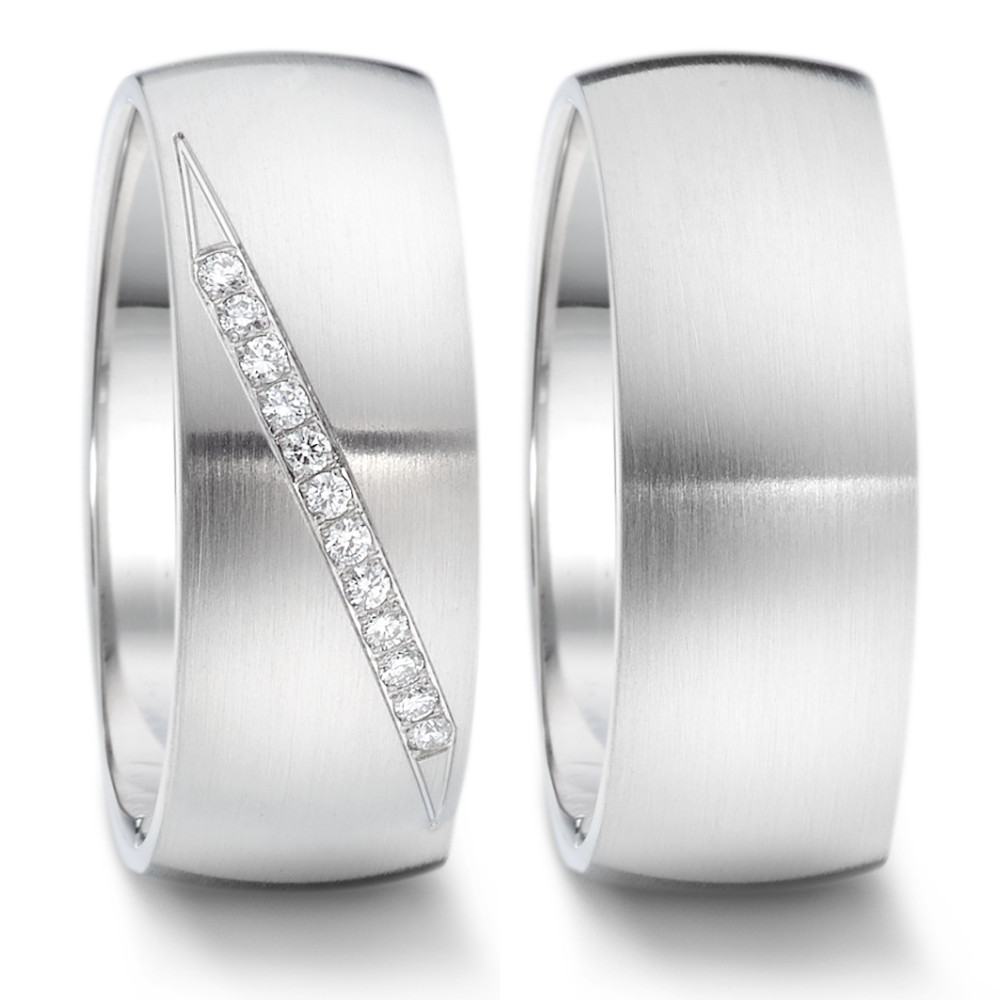 Fingerring Meine Damen, warum sollten Sie sich mit weniger als dem Besten zufrieden geben? Hier kommt der Fingerring aus Edelstahl mit 12 TW-SI-Diamanten mit einem Gesamtgewicht von 0,096 Karat und einer Breite von 8 mm. Dieses stilvolle, mattierte Design wird in Deutschland hergestellt und ist perfekt, um Ihrem Look einen luxuriösen Touch zu verleihen. Kaufen Sie ihn jetzt und setzen Sie ein Statement. 069.26P07.XX