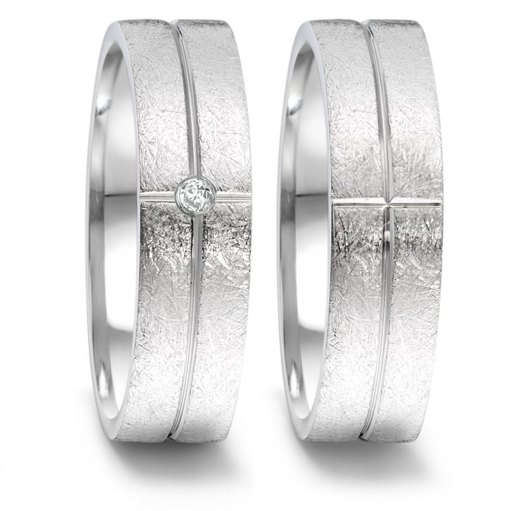 Partnerring Klar, charakterstark und mit einem Hauch Glanz: Der gravierbare Partnerring %u201EYunis%u201C von TeNo ist aus eismattiertem Edelstahl gefertigt und setzt mit einer dezenten Linie und einem kleinen Diamanten ein feines Highlight. Die klare Form und strukturierte Oberfläche verleihen dem Ring eine moderne Eleganz - ideal als Zeichen der Verbundenheit, das sich mit Gravur individuell gestalten lässt.

 069.3112.D54.XX