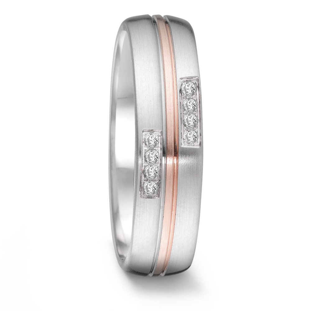 Partnerring Der TeNo-Partnerring kombiniert hochwertige Materialien wie Edelstahl und 18 Karat Gold mit funkelnden Diamanten in einem hübschen Pavé Diamant Design und wird damit zu einem eleganten Schmuckstück. Die Roségoldeinlage zwischen den Diamanten macht diesen Ring zum idealen Begleiter für Partnerschaft, Verlobung oder den Bund fürs Leben. Die Comfort Fit Ringschiene bietet nicht nur angenehmen Tragekomfort, sondern verleiht auch jedem Outfit einen luxuriösen, modernen Look. 068.25P01.D50RG.XX