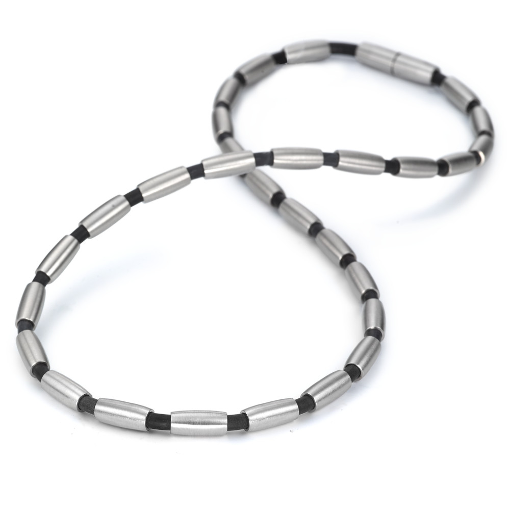 Collier Dieses Collier aus fein satiniertem Edelstahl und Kautschuk von TeNo überzeugt durch seine moderne Ästhetik und die Verwendung hochwertiger Materialien. TeNo verwendet dafür eine besonders hautverträgliche, antiallergene Kautschukmischung. Der innovative Bajonettverschluss mit dem TeNo Safe Lock System sorgt für sicheren Halt und einfache Handhabung. Dieses Collier vereint modernes Design mit Funktionalität und eignet sich perfekt für die anspruchsvolle Trägerin. Ein qualitativ hochwertiges, zeitloses Accessoire für viele Anlässe. 010.0140.50