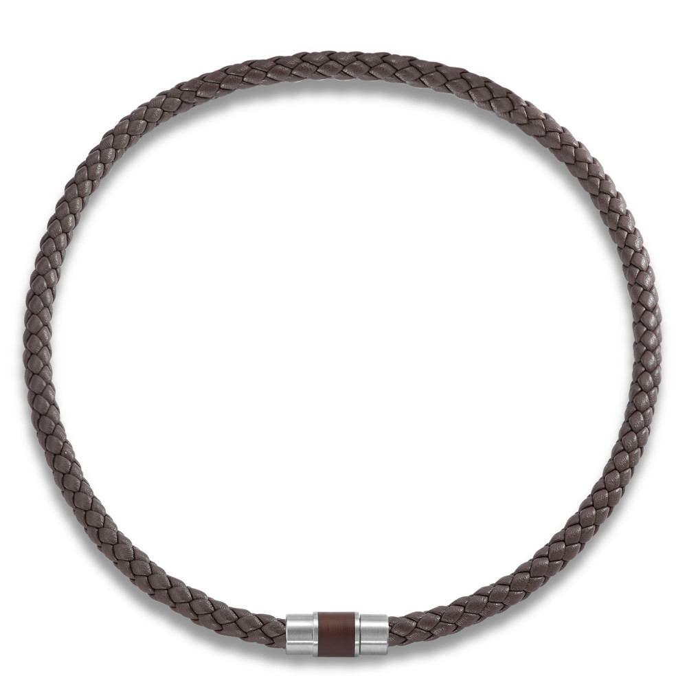 Collier Dieses Collier für Herren aus hochwertigem, geflochtenem braunen Leder vereint Stil und Robustheit in einem modernen Design. Der satinierte Edelstahlverschluss mit innovativem Safe-Lock-System sorgt für zuverlässigen Halt und unterstreicht die schlichte Eleganz des Schmuckstücks. Perfekt für den Alltag oder besondere Anlässe - ein vielseitiges Accessoire für alle, die Wert auf Design und Funktionalität legen. 016.3100S.50