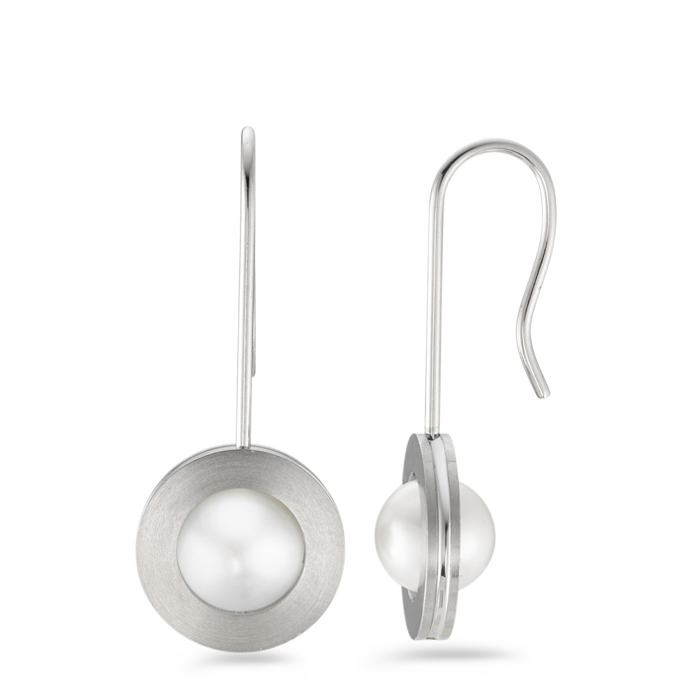 Ohrhänger Modern, puristisch und mit sanfter Eleganz - diese Ohrhänger aus mattiertem Edelstahl setzen auf ein durchdachtes Design. Die kreisrunde Fassung umrahmt eine schimmernde Süsswasserzuchtperle und verleiht dem Schmuckstück moderne Leichtigkeit. Der filigrane Ohrhaken sorgt für hohen Tragekomfort. Ein stilvolles Accessoire, das sich ideal mit dem Collier und Ring aus dieser Serie kombinieren lässt. 039.35PW01.XX