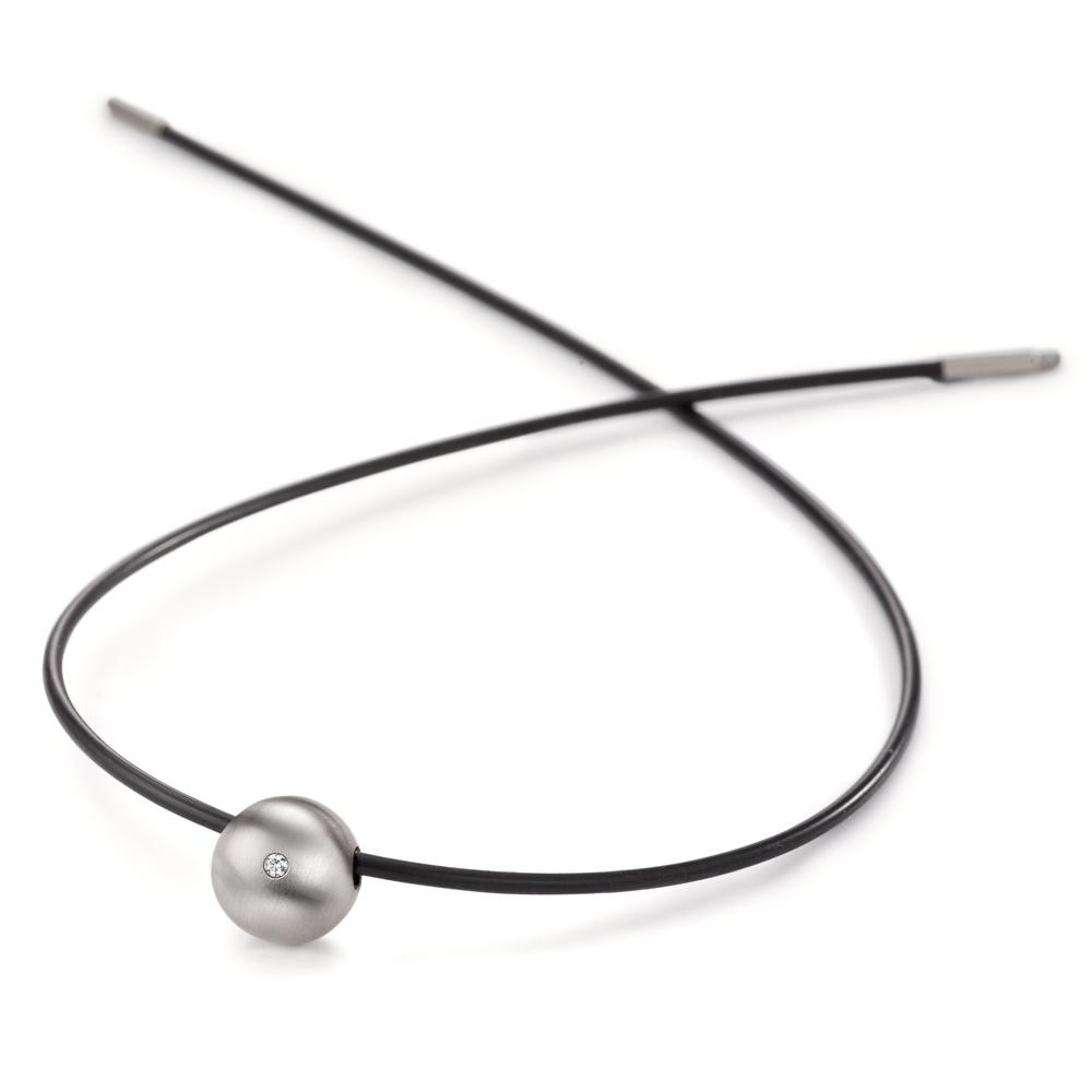Collier Modern und puristisch: Dieses Collier von TeNo vereint stilvolle Schlichtheit mit hochwertigen Materialien. Der antiallergene Kautschuk sorgt für angenehmen Tragekomfort, während die Edelstahlkugel mit einem funkelnden Diamanten für einen dezenten Blickfang sorgt. Der satinierte Bajonettverschluss aus Edelstahl unterstreicht die Eleganz und Praktikabilität dieses Designs. Perfekt für den täglichen Gebrauch oder als stilvolles Accessoire zu besonderen Anlässen. 049.0612.00