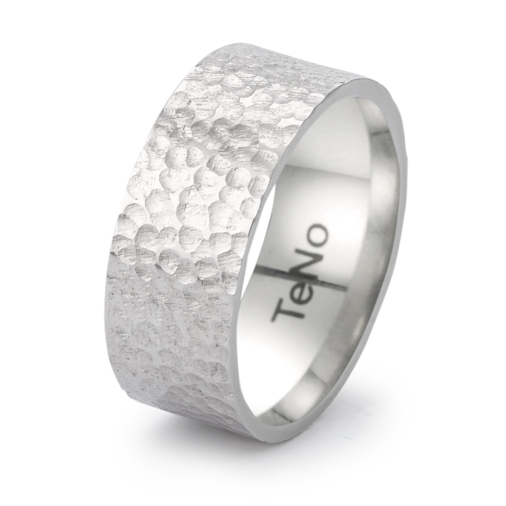 Fingerring Kraftvoll und markant - dieser TeNo Herrenring aus Edelstahl überzeugt mit seiner gehämmerten Oberfläche und einer maskulinen Ausstrahlung. Die strukturierte Optik verleiht ihm eine besondere Haptik, während das widerstandsfähige Material für Langlebigkeit und Tragekomfort sorgt. Ein Statement für moderne Männer, die klare Linien und authentisches Design schätzen. Gefertigt in Deutschland, steht dieser Ring für präzise Handwerkskunst und zeitlose Eleganz. 069.1000.D85.XX