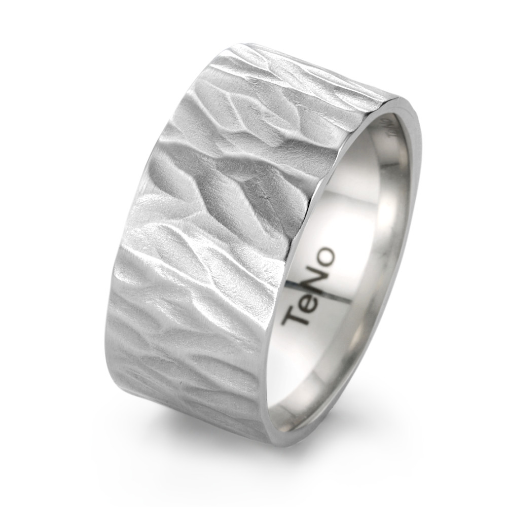 Fingerring Klare Linien, authentische Materialien, pure Ästhetik - dieser Ring von TeNo verkörpert zeitloses Design und präzise Handwerkskunst. Gefertigt aus hochwertigem Edelstahl, beeindruckt er mit seiner strukturierten Oberfläche, die natürliche Dynamik und moderne Eleganz vereint. Minimalistisch und ausdrucksstark zugleich, ist dieser Ring ein Statement für Individualität und Stilbewusstsein - perfekt für alle, die Wert auf unverwechselbare Qualität und zeitgemässes Design legen. 069.1200.D87.XX