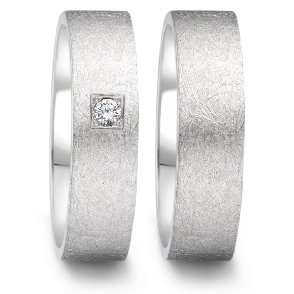 Partnerring Dieser edle Damenring aus Edelstahl von TeNo kombiniert die kühle Schönheit einer eismattierten Oberfläche mit der prägnanten Eleganz einer quadratischen Brillantfassung. Der klare, funkelnde Brillant wird von einer modernen, geometrischen Form umrahmt, was dem Design eine besondere Raffinesse verleiht. Ein stilvolles Schmuckstück, das moderne und zeitlose Werte miteinander vereint. 069.13P02.D52.XX