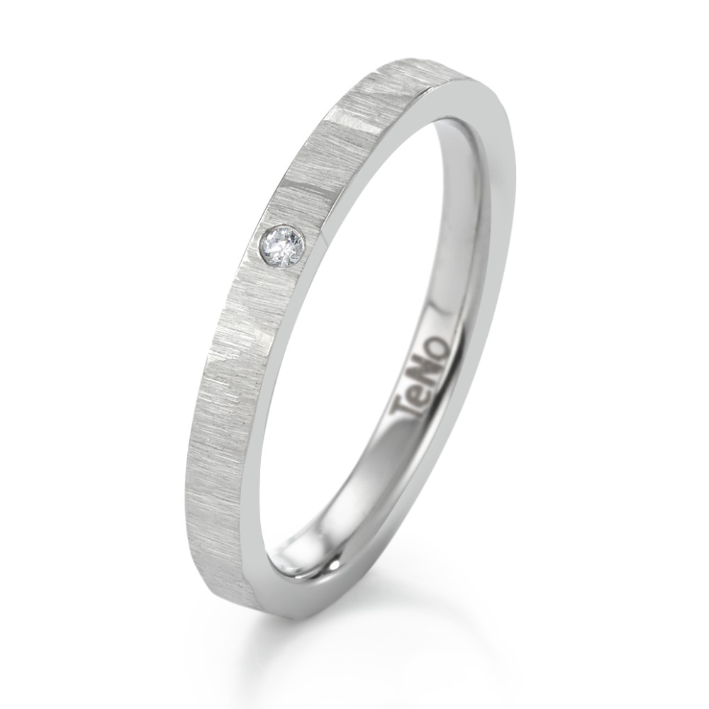 Beisteckring Dieser edle Beisteckring von TeNo kombiniert Eleganz und handwerkliche Präzision mit modernem Design. Gefertigt aus hochwertigem Edelstahl, besticht er durch seine klare Linienführung und die handgefertigte Oberflächenstruktur, die ein faszinierendes Spiel aus Licht und Schatten erzeugt und ihm einen besonderen Charakter verleiht. Perfekt geeignet als dezenter Einzelring oder als Ergänzung zu anderen TeNo-Ringen, steht dieser Ring für zeitlose Ästhetik und die unverkennbare Qualität, die TeNo auszeichnet. 069.2413.D89.XX