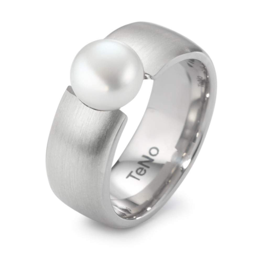 Fingerring Dieser elegante Fingerring für Damen von TeNo besteht aus hochwertigem Edelstahl und besticht durch seine matte Oberfläche und die bombierte Form, die sowohl innen als auch aussen für maximalen Tragekomfort sorgt. Eine herrlich schimmernde Süsswasserzuchtperle verleiht dem Ring feminine Eleganz, ohne aufdringlich zu wirken. Der Ring ist sowohl stilvoll als auch robust, perfekt für Damen, die Eleganz und Beständigkeit suchen.
 069.26PW01.XX