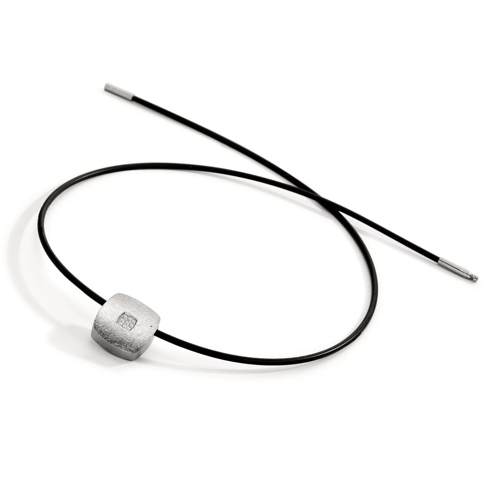 Collier Modern und puristisch: Dieses Collier von TeNo vereint stilvolle Schlichtheit mit hochwertigen Materialien. Der antiallergene Kautschuk sorgt für angenehmen Tragekomfort, während der Edelstahl-Anhänger mit dem funkelnden Diamant-Pavé für einen dezenten Blickfang sorgt. Der satinierte Bajonettverschluss aus Edelstahl unterstreicht die Eleganz und Praktikabilität dieses Designs. Perfekt für den täglichen Gebrauch oder als stilvolles Accessoire zu besonderen Anlässen. 349.79P01
