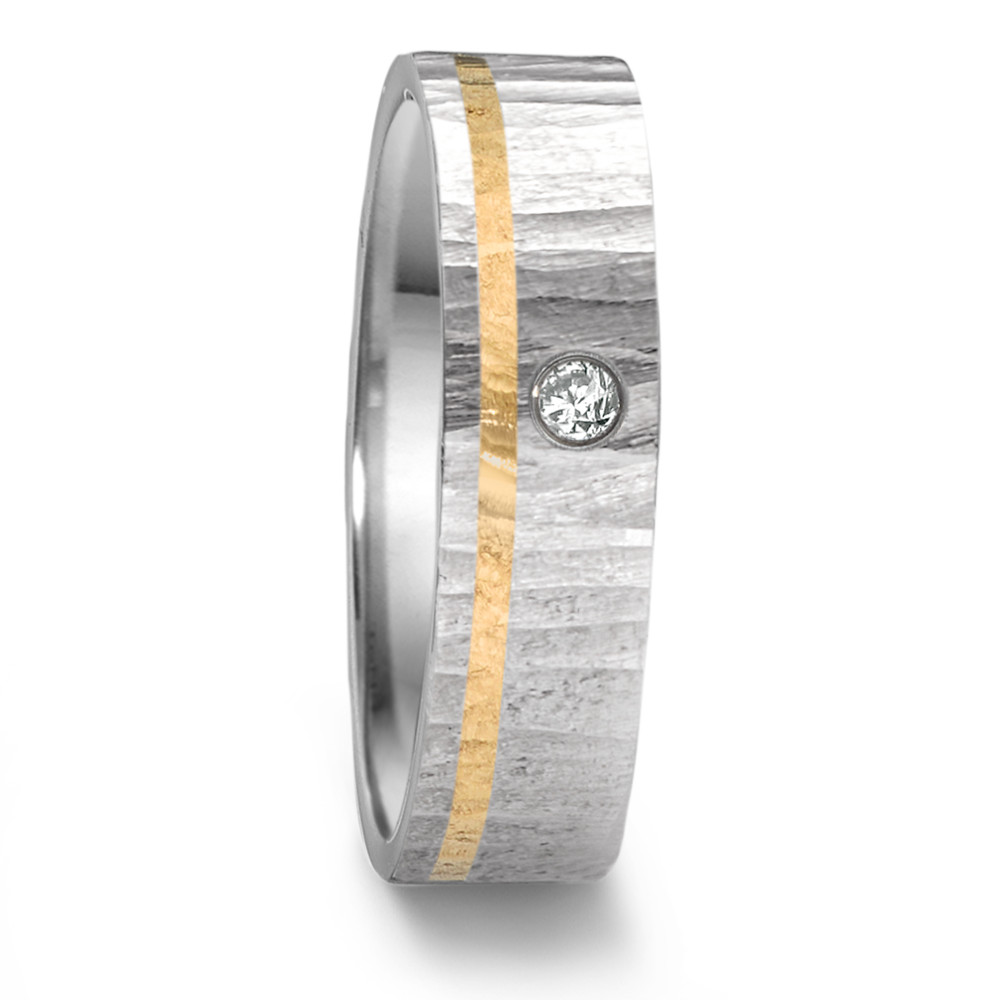 Partnerring Dieser markante Partnerring aus der Tamor Kollektion von TeNo mit "OAKTREE" Struktur besteht aus 18 Kt. Gelbgold mit Edelstahl und einem Diamanten mit 0.04 Carat im Vollschliff. Die Einkerbungen erinnern an die Rinde eines Baumes und entstehen in aufwendiger Handarbeit. Durch das besondere Design und die Verwendung hochwertiger Materialien vereint dieser Ring symbolische Bedeutung mit individuellem Stil. 468.1314.D30.XX