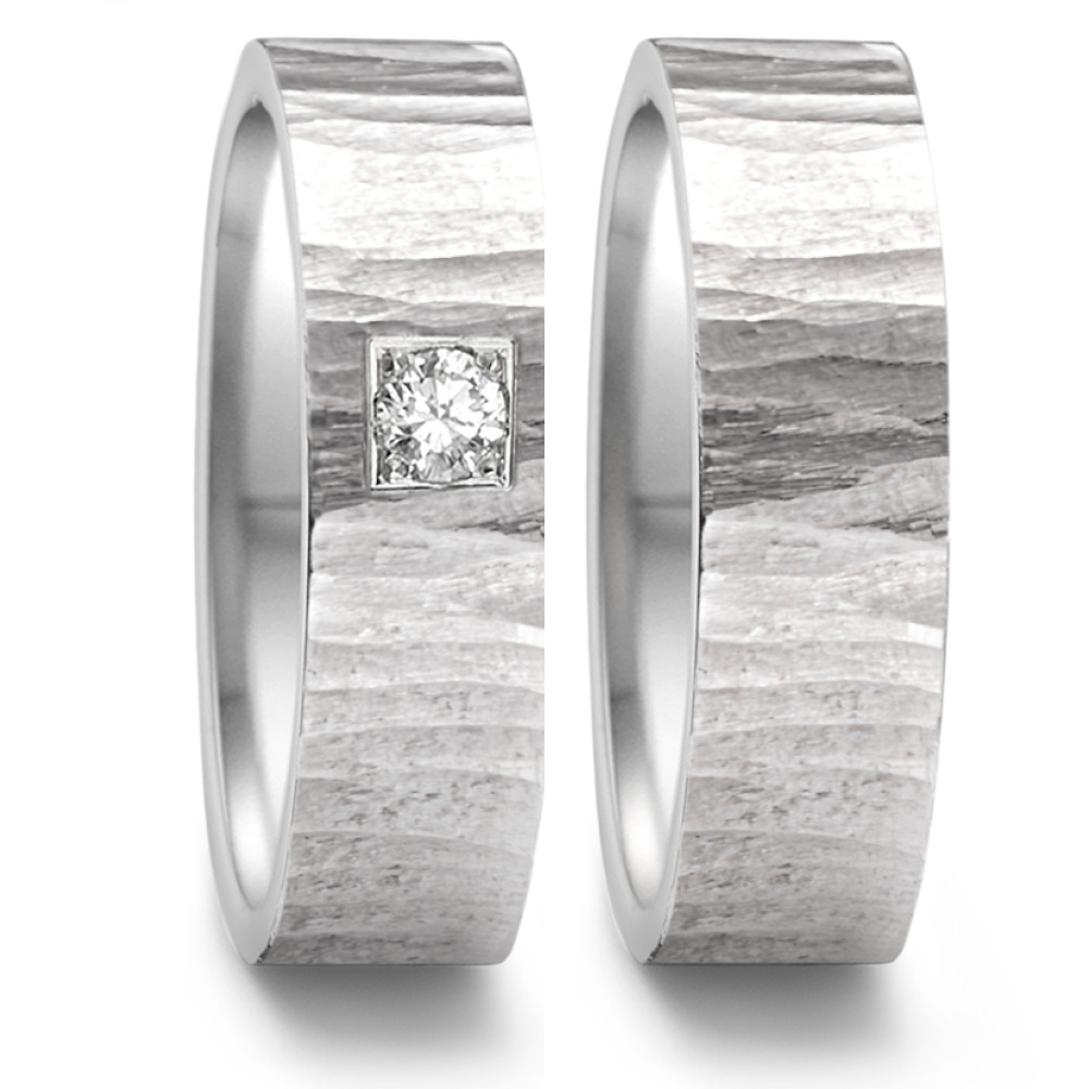 Partnerring Dieser Edelstahlring besticht durch seine Oaktree Struktur, die an die mächtigen Eichen erinnert, die aus kleinen Eicheln wachsen. Ein Symbol dafür, dass auch grosse Veränderungen oft mit kleinen Schritten beginnen. Ein Diamant setzt einen funkelnden Akzent und erinnert an besondere Momente im Leben, die den Weg zu persönlichem Wachstum geebnet haben. Ein einzigartiges Schmuckstück, das Erinnerungen bewahrt und gleichzeitig eine Botschaft der Hoffnung und Inspiration vermittelt. 469.13P01.XX