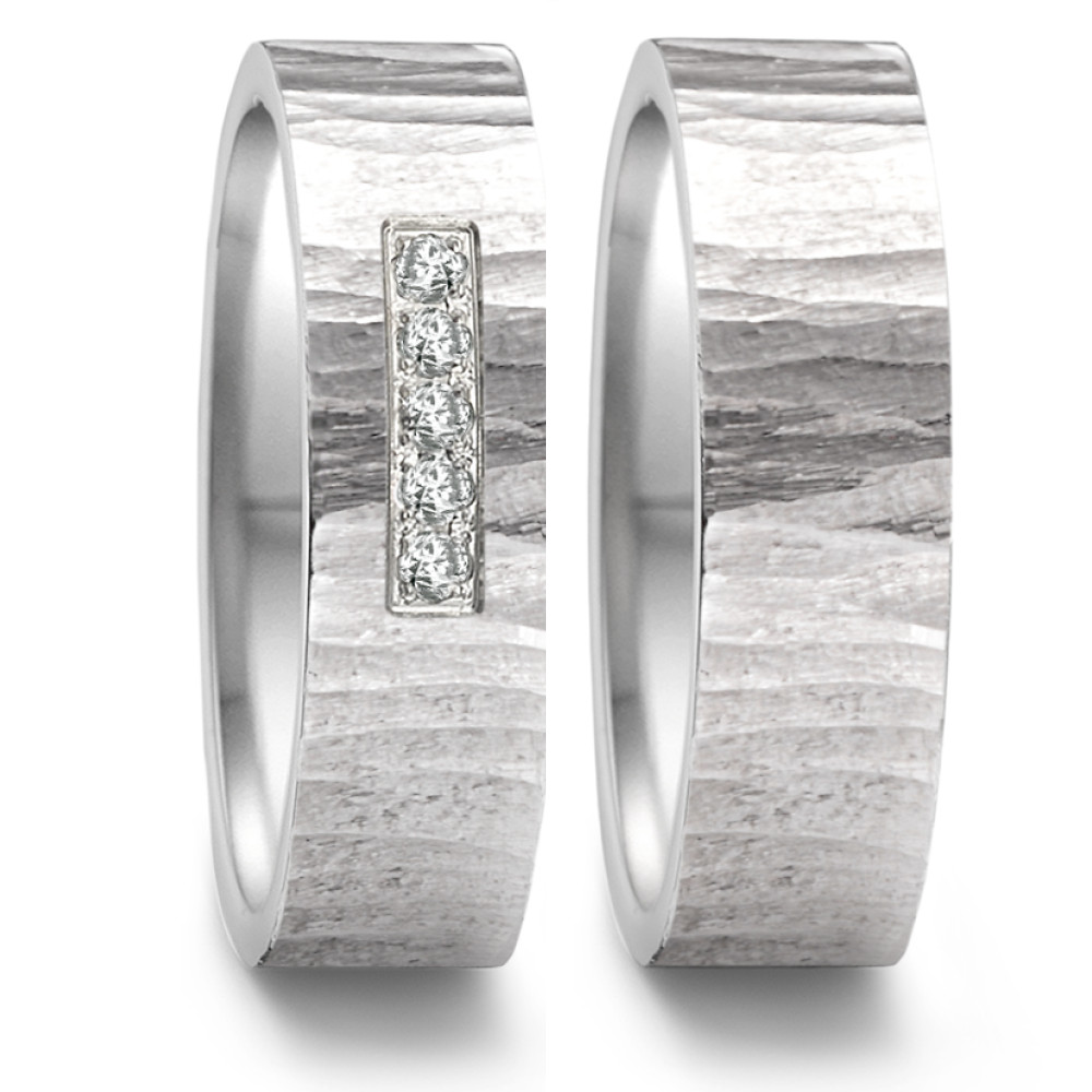 Partnerring Als wunderbares Symbol für positive Veränderungen und Ausdruck persönlicher Entwicklung sowie als Begleiter, der Erinnerungen an wichtige Momente bewahrt, beeindruckt dieser solide TeNo Edelstahlring durch seine handgearbeitete Oaktree Struktur. Diese steht symbolisch für das Sprichwort 'Mächtige Eichen wachsen aus kleinen Eicheln'. Funkelnde Diamanten sollen an besondere Momente im Leben erinnern, die den Weg zu grossen Veränderungen und persönlichem Wachstum geebnet haben. 469.13P05.XX