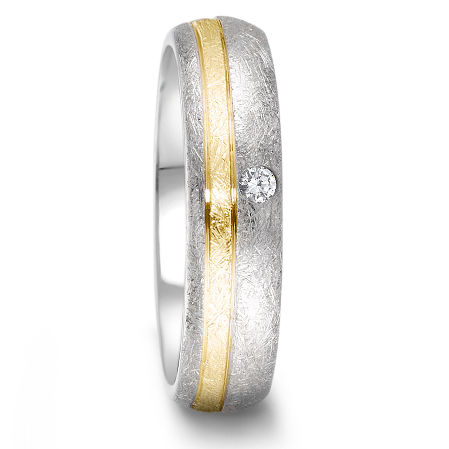 Partnerring Dieser stilvolle Ring aus der Tamor Partner Kollektion von TeNo vereint puristisches Design mit temperamentvoller Eleganz. Edelstahl und 750/18 K Gelbgold mit eismattem Finish bildet die Grundlage für diesen zeitlosen Ring mit markanter Oberfläche und funkelndem Diamanten. Jeder Ring ist durch das eismatte Finish ein Unikat und erhält eine individuelle Struktur, die durch die erfahrene Hand des Feinschmieds entsteht. Ein perfektes Schmuckstück für alle, die Luxus und Eleganz suchen. 368.2114.D30.XX