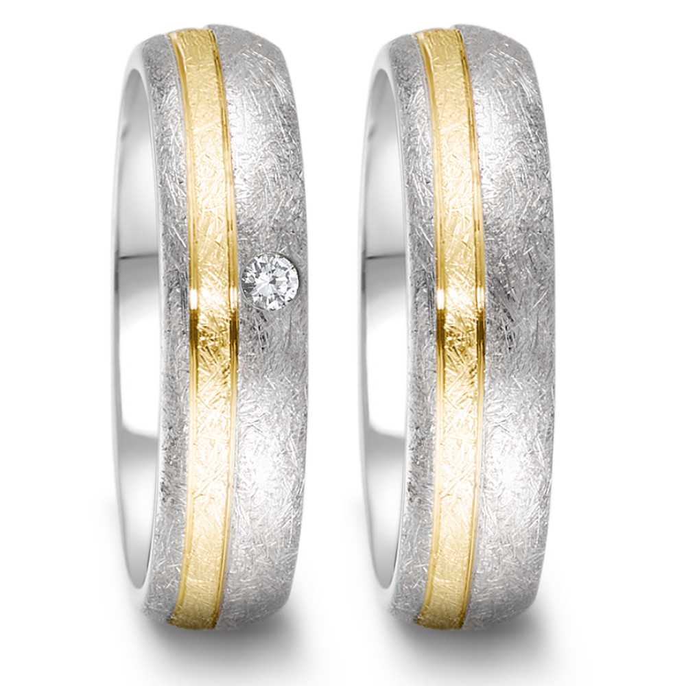 Partnerring Dieser stilvolle Ring aus der Tamor Partner Kollektion von TeNo vereint puristisches Design mit temperamentvoller Eleganz. Edelstahl und 750/18 K Gelbgold mit eismattem Finish bildet die Grundlage für diesen zeitlosen Ring mit markanter Oberfläche und funkelndem Diamanten. Jeder Ring ist durch das eismatte Finish ein Unikat und erhält eine individuelle Struktur, die durch die erfahrene Hand des Feinschmieds entsteht. Ein perfektes Schmuckstück für alle, die Luxus und Eleganz suchen. 368.2114.D30.XX