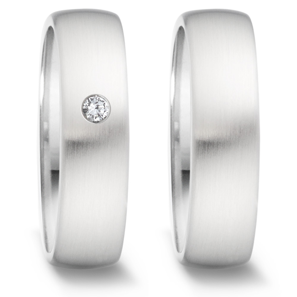 Partnerring Dieser elegante Partnerring für Damen von TeNo besteht aus hochwertigem Edelstahl und besticht durch seine matte Oberfläche und die bombierte Form, die sowohl innen als auch aussen für maximalen Tragekomfort sorgt. Ein funkelnder Diamant verleiht dem Ring eine luxuriöse Note, ohne aufdringlich zu wirken. Der Ring ist sowohl stilvoll als auch robust, perfekt für Damen, die Eleganz und Beständigkeit suchen. 069.2514.XX