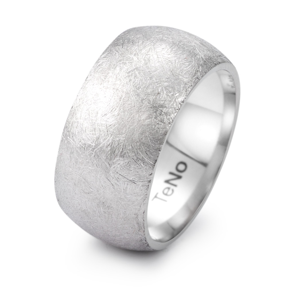 Fingerring Bei diesem Fingerring wird das Maximum aus dem Minimum herausgeholt! Gefertigt aus Edelstahl und sonst nichts, kommt bei diesem Ring sein zeitgenössisches Design in Vollendung zum Ausdruck. Eine markante Breite, die sanfte Wölbung auf der Aussenseite und die einzigartige Textur der eismattierten Oberfläche, verleihen dem Ring ein modernes Flair und eine avantgardistische Ausstrahlung. Auf seiner Innenseite ist der Ring ebenfalls sanft gerundet, was ihm trotz seiner massiven Breite einen guten Tragekomfort verleiht. 369.3500.XX