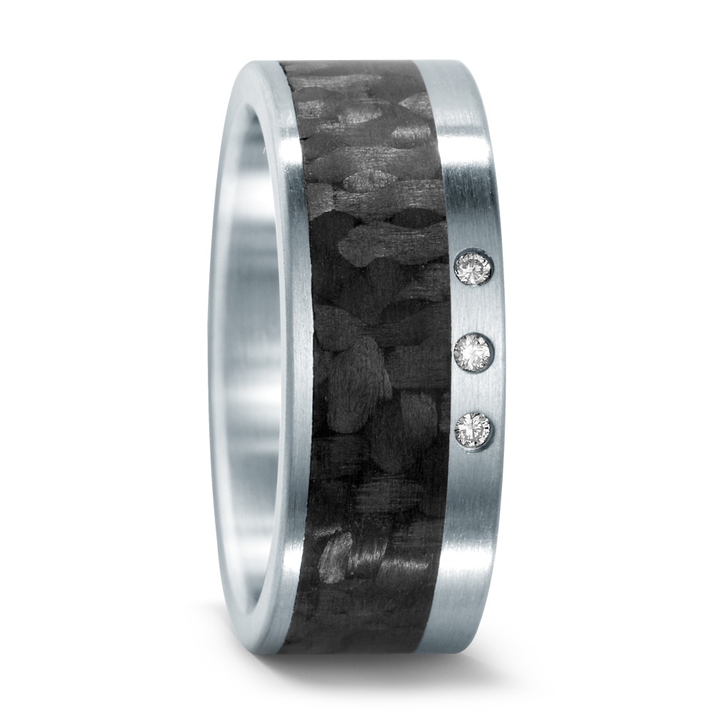 Partnerring Unvergängliche Allianz: Edelstahl, Carbon, Diamanten! Dieser Ring vereint Edelstahl mit Carbon und drei funkelnde Diamanten in einzigartiger Harmonie. Die moderne Fusion steht dabei für besondere Robustheit, Edelstahl für Beständigkeit und Carbon für Leichtigkeit. Erleben Sie die meisterhafte Qualität unserer Partner- und Trauringe an unseren Standorten und lassen Sie sich kompetent beraten. 59658/003/003/1060