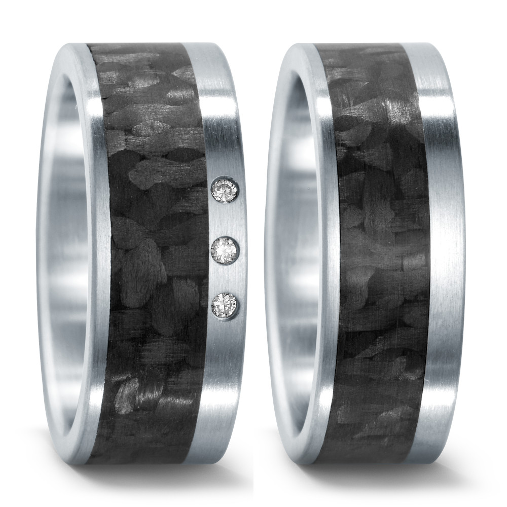 Partnerring Unvergängliche Allianz: Edelstahl, Carbon, Diamanten! Dieser Ring vereint Edelstahl mit Carbon und drei funkelnde Diamanten in einzigartiger Harmonie. Die moderne Fusion steht dabei für besondere Robustheit, Edelstahl für Beständigkeit und Carbon für Leichtigkeit. Erleben Sie die meisterhafte Qualität unserer Partner- und Trauringe an unseren Standorten und lassen Sie sich kompetent beraten. 