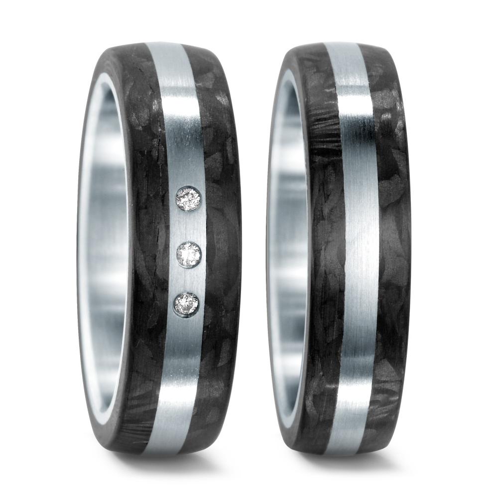 Partnerring Carbon-Edelstahlring: Modernes Design für zeitgemässe Eleganz! Entdecken Sie mit diesem Carbon-Edelstahlring eine alternative Form von Partner- und Trauringen. Edelstahl, robust und pflegeleicht, bildet einen kontrastierenden Hintergrund für das tiefe Schwarz des Carbons. Die innere und äussere Wölbung des Rings optimieren den Tragekomfort, während die Herstellung in Deutschland höchste Qualität garantiert. Der Damenring glänzt zusätzlich mit funkelnden Diamanten. 
