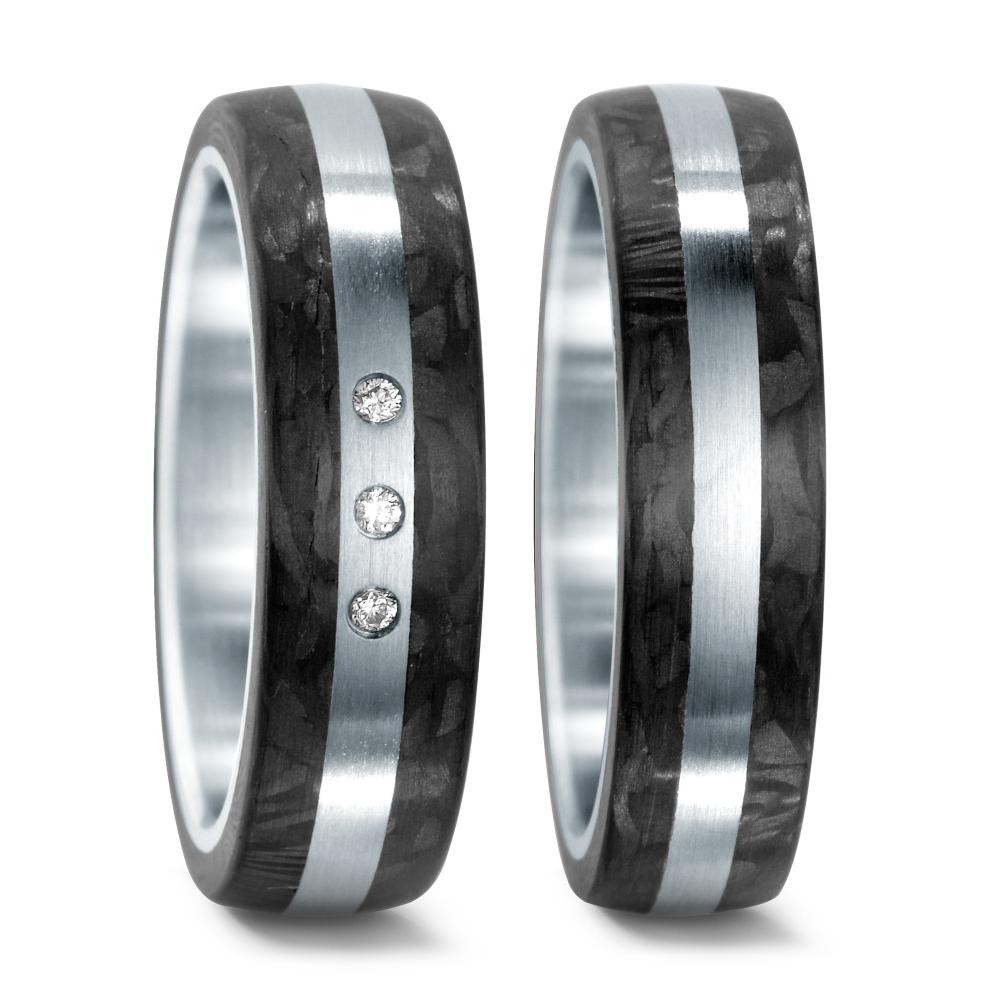 Partnerring Sind Sie auf der Suche nach einem perfekten Partnerring für Ihren besonderen Tag? Dann suchen Sie nicht weiter! Dieser atemberaubende Damenring aus Edelstahl und Karbon mit drei W-SI-Diamanten und einem Gesamtgewicht von 0,03ct, mit einer Breite von 6mm und einer mattierten Oberfläche, wird in Deutschland hergestellt und wird Sie an Ihrem besonderen Tag zum Strahlen bringen! 