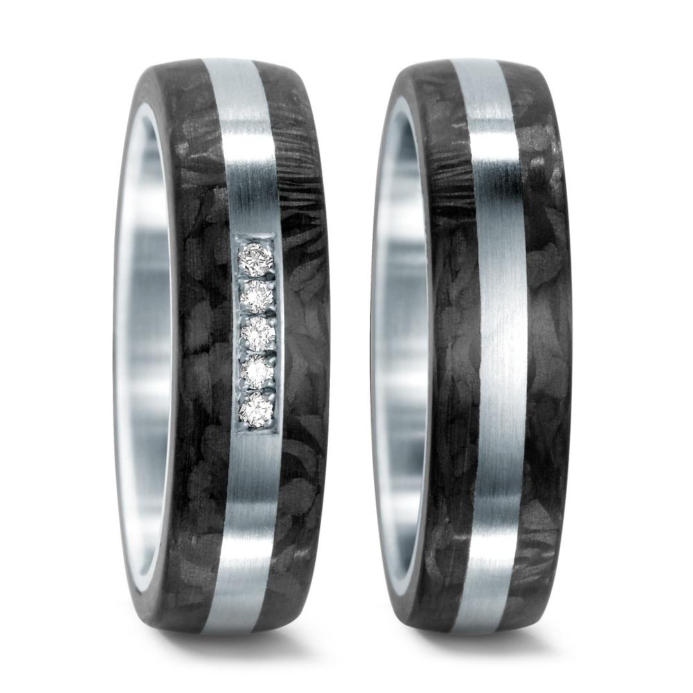 Partnerring Carbon-Edelstahlring: Modernes Design für zeitgemässe Eleganz! Entdecken Sie mit diesem Carbon-Edelstahlring eine alternative Form von Partner- und Trauringen. Edelstahl, robust und pflegeleicht, bildet einen kontrastierenden Hintergrund für das tiefe Schwarz des Carbons. Die innere und äussere Wölbung des Rings optimieren den Tragekomfort, während die Herstellung in Deutschland höchste Qualität garantiert. Der Damenring glänzt zusätzlich mit funkelnden Diamanten. 