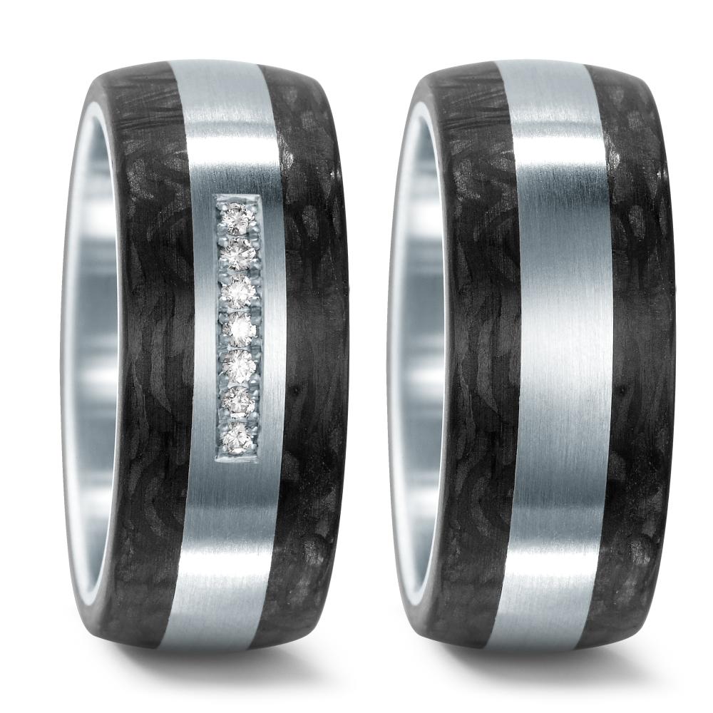 Fingerring Erleben Sie die perfekte Symbiose aus Innovation und Eleganz mit diesem beeindruckenden Ring aus Edelstahl, Carbon und Diamanten, der sowohl aussen als auch innen leicht bombiert ist. Die kontrastreiche Verbindung der Materialien schafft eine markante Optik, die durch die funkelnden Diamanten zusätzlich veredelt wird. Dieser Ring, gefertigt in Deutschland, vereint modernste Materialien mit exquisiter Handwerkskunst und ist ein echtes Meisterwerk zeitgenössischen Designs. Er lässt sich auf der Innenseite mit einer Gravur personalisieren. 