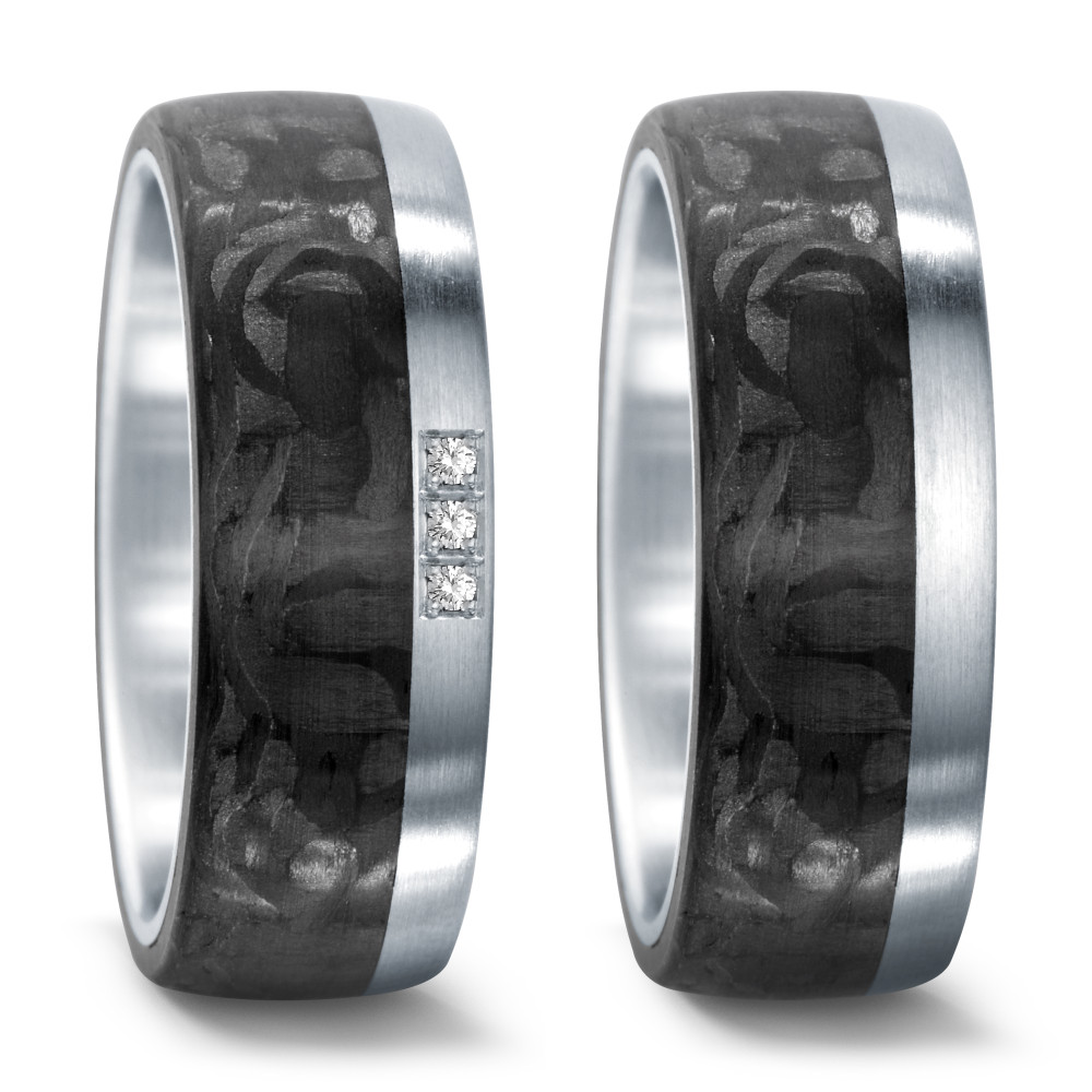 Partnerring Dieser aussergewöhnliche Damenpartnerring von TeNo vereint modernes Design und hochwertige Materialien. Aus robustem Edelstahl gefertigt, beeindruckt er durch die markante Carbon-Einlage, die ihm eine raffinierte Optik verleiht. Drei funkelnde Diamanten setzen glanzvolle Akzente und machen den Ring zu einem besonderen Schmuckstück. Die komfortabel gewölbte Ringschiene sorgt für ein angenehmes Tragegefühl. Hergestellt in Deutschland %u2013 ein Symbol für Stil und Beständigkeit. 