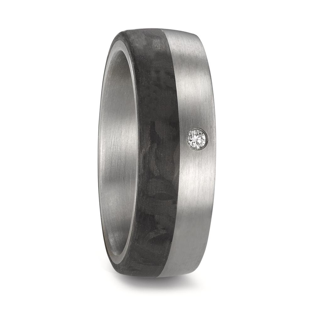 Partnerring Dieser Partnerring von TeNo vereint die Stärke von Edelstahl mit der Eleganz von schwarzem Carbon. Die leicht bombierte Innen- und Aussengestaltung des markanten 6,5 mm breiten Rings sorgt für Tragekomfort, während die mattierte Oberfläche des Edelstahls einen subtilen Glanz bietet. Das Carbon präsentiert sich mit einer wolkigen Textur, die jedem Ring einen einzigartigen Charakter verleiht. Als Highlight ist im Damenring ein funkelnder Diamant eingefasst. Hergestellt in Deutschland, symbolisiert dieser Partner-/Freundschafts-Ring die perfekte Verbindung von Innovation und Tradition. 59655/003/002/1060