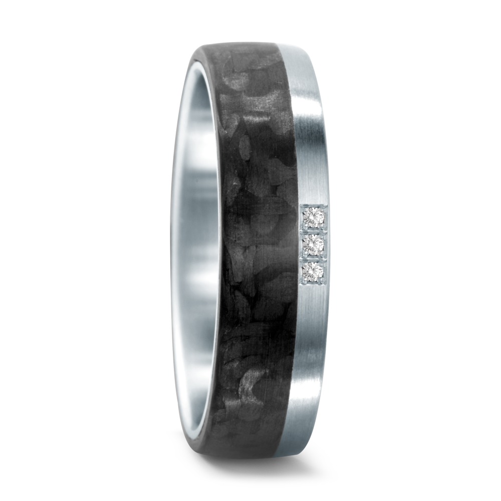 Partnerring Dieser TeNo Design Ring verkörpert zeitlose Eleganz und Langlebigkeit in einer markanten Formsprache. Die einzigartige Kombination aus Edelstahl und leichtem Carbon, zusammen mit drei funkelnden Diamanten mit einem Gesamtgewicht von 0,03 Karat, macht diesen 6,5 mm breiten Ring zu einem begehrten Schmuckstück. Die gewölbte Innenseite gewährleistet einen bequemen Sitz am Finger. Hergestellt in deutscher Manufaktur, bietet er nicht nur erstklassigen Komfort, sondern auch höchste Qualität. 59653/003/003/1060