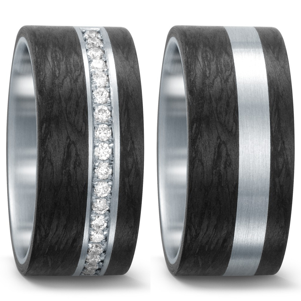 Fingerring Dieser exklusive Diamantring aus einer einzigartigen Kombination von fein gemasertem Carbon, hochwertigem Edelstahl und 20 funkelnden Diamanten im Brillantschliff zieht alle Blicke auf sich. Die Diamanten stehen in einem faszinierenden Kontrast zum schwarzen Carbon und verstärken das strahlende Erscheinungsbild zusätzlich. Trotz seiner beeindruckenden Breite von 10 mm ist dieser TeNo Design Ring dank seiner bombierten Innenwölbung sehr angenehm zu tragen. 