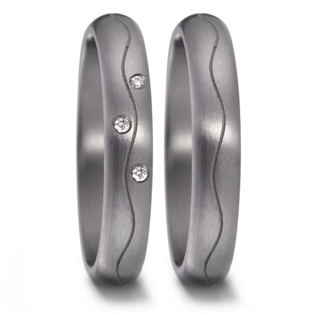 Fingerring Geschaffen für die Ewigkeit – stark, beständig und kostbar! Tantal ist ein äusserst selten vorkommendes, grafitgraues und extrem hartes Metall. Partner- und Trauringe aus Tantal sind ideal für alle Individualisten und kreative Paare, für die Platin und Gold einfach zu gewöhnlich sind. Die dunkleren Tantalringe lassen Diamanten und alle Goldtöne besonders schön strahlen. 