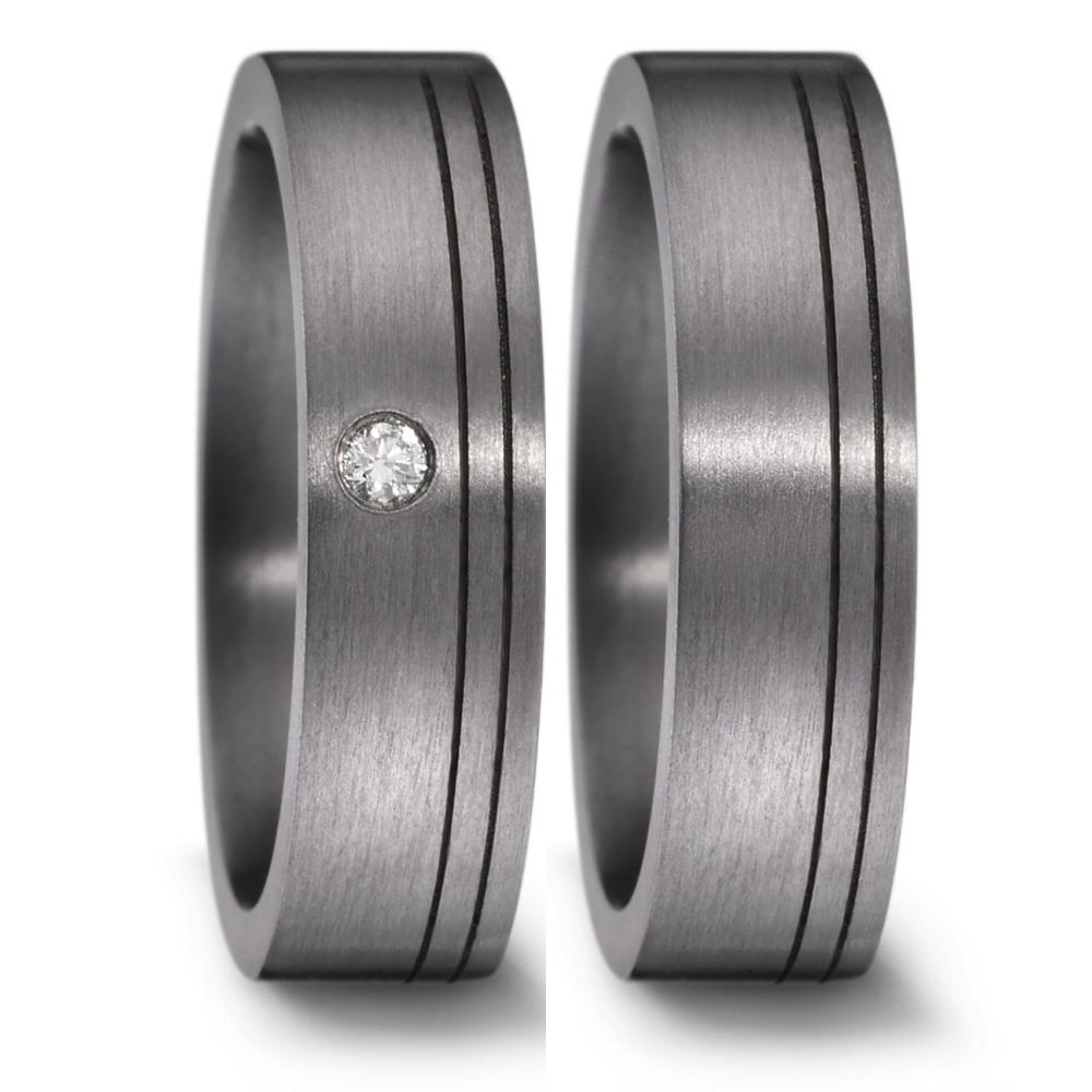 Partnerring Geschaffen für die Ewigkeit %u2013 stark, beständig und kostbar! Tantal ist ein äusserst selten vorkommendes, grafitgraues und extrem hartes Metall. Partner- und Trauringe aus Tantal sind ideal für alle Individualisten und kreative Paare, die auf der Suche nach einer Alternative zu Platin und Gold sind. Die dunkleren Tantalringe lassen Diamanten und alle Goldtöne besonders schön strahlen. In der Variante für Damen setzt ein Diamant ein funkelndes Highlight auf diesem Ring. 