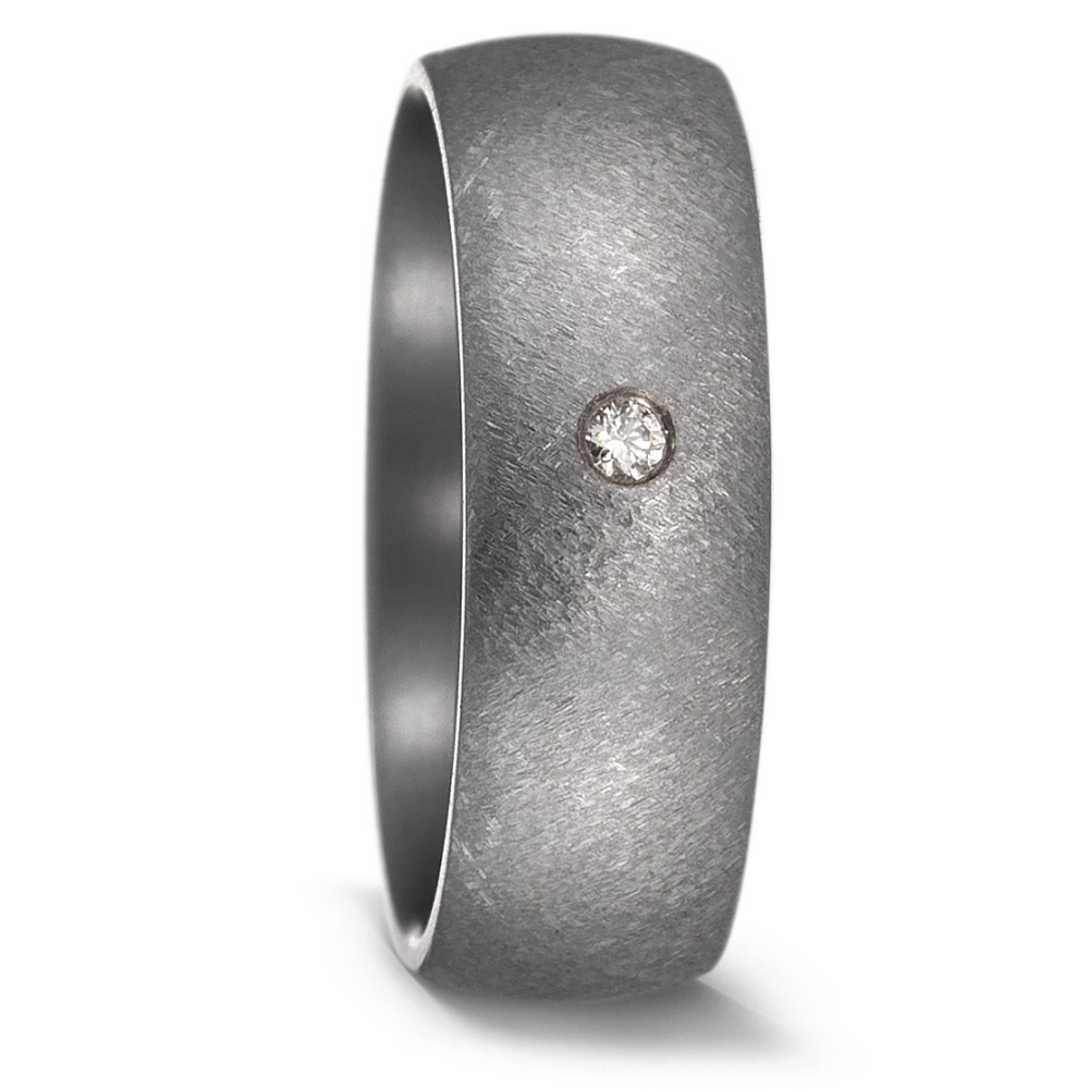 Partnerring Geschaffen für die Ewigkeit – stark, beständig und kostbar! Tantal ist ein äusserst selten vorkommendes, grafitgraues und extrem hartes Metall. Partner- und Trauringe aus Tantal sind ideal für alle Individualisten und kreative Paare, für die Platin und Gold einfach zu gewöhnlich sind. Die dunkleren Tantalringe lassen Diamanten und alle Goldtöne besonders schön strahlen. 59648/005/003/X000