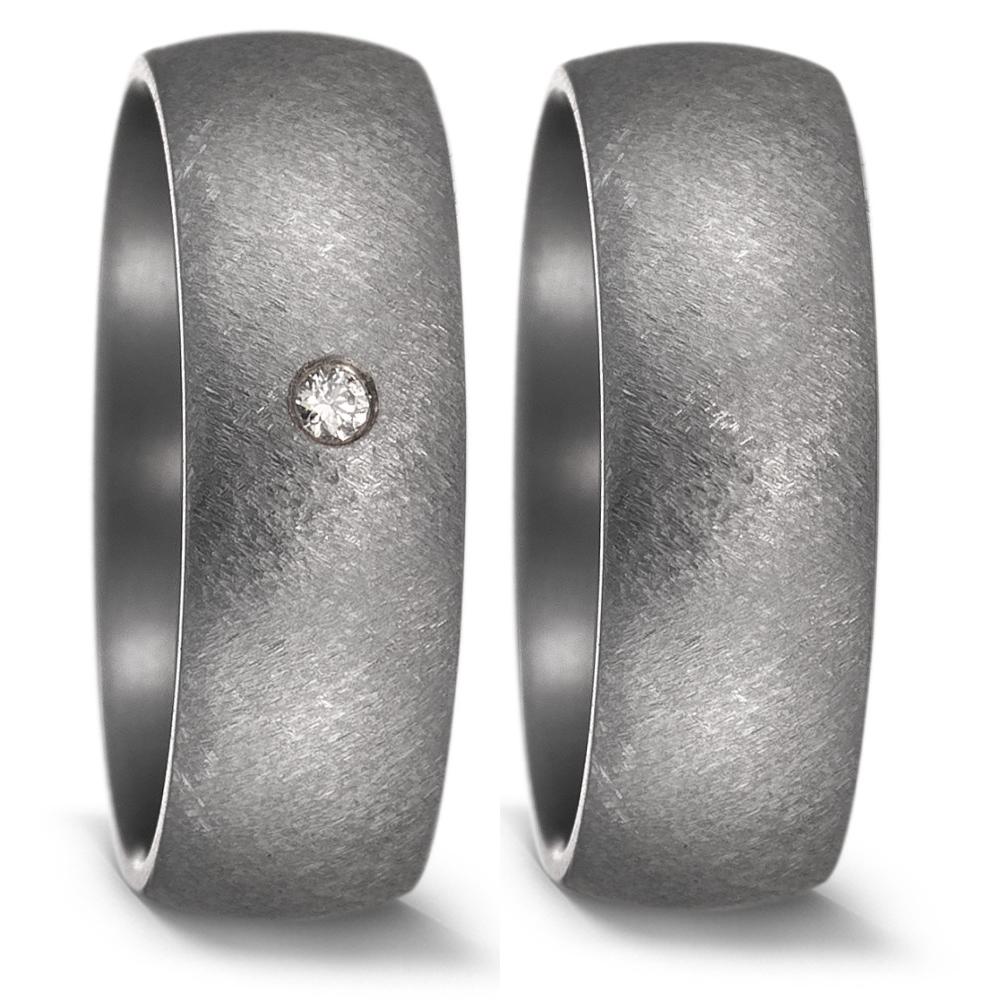 Fingerring Geschaffen für die Ewigkeit – stark, beständig und kostbar! Tantal ist ein äusserst selten vorkommendes, grafitgraues und extrem hartes Metall. Partner- und Trauringe aus Tantal sind ideal für alle Individualisten und kreative Paare, für die Platin und Gold einfach zu gewöhnlich sind. Die dunkleren Tantalringe lassen Diamanten und alle Goldtöne besonders schön strahlen. 